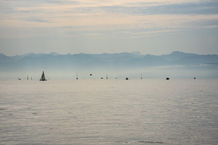 Still sea_Mountains.