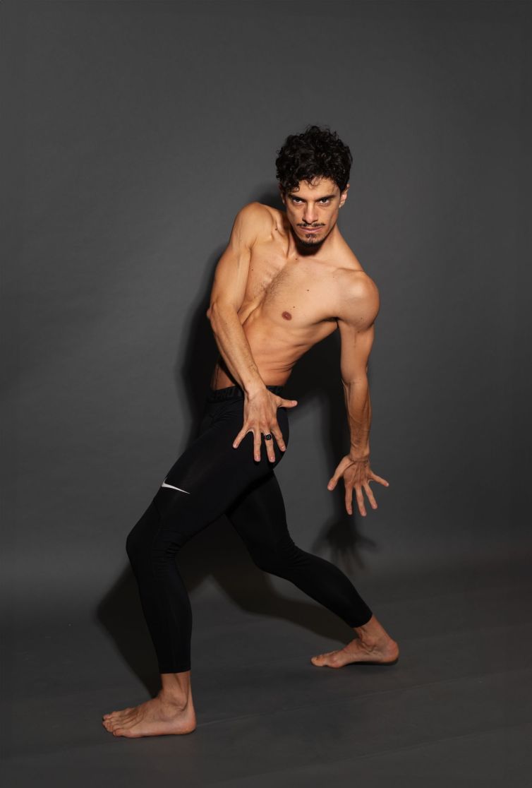 Dancer-DAniel-Standing-pose_hands-down-DSC04347