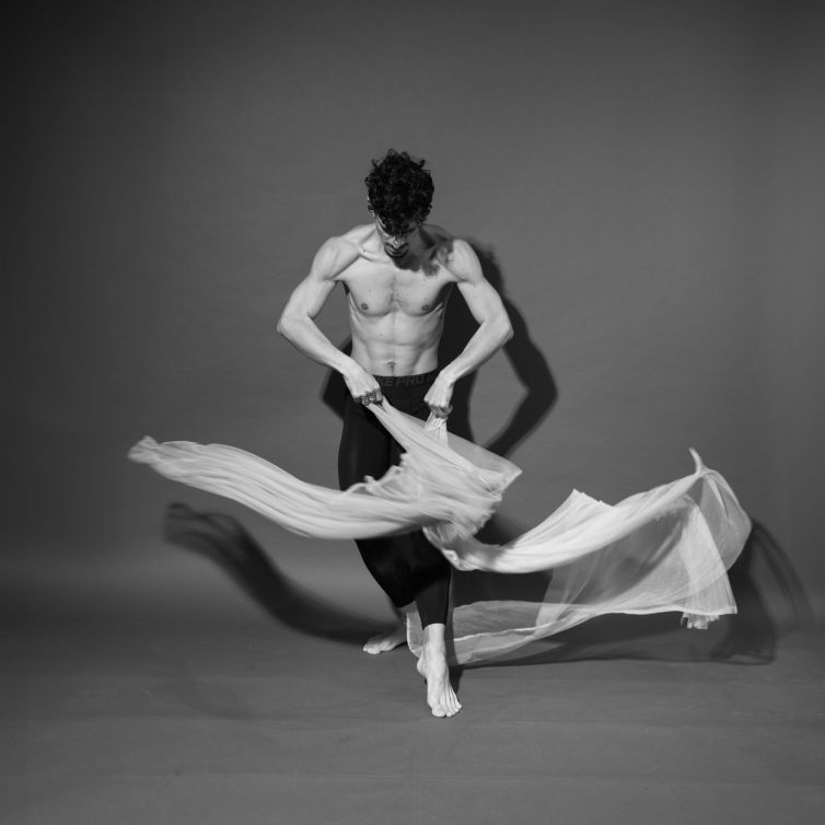 Dancer-Daniel-2-scarfs-down_1x1_DSC04412