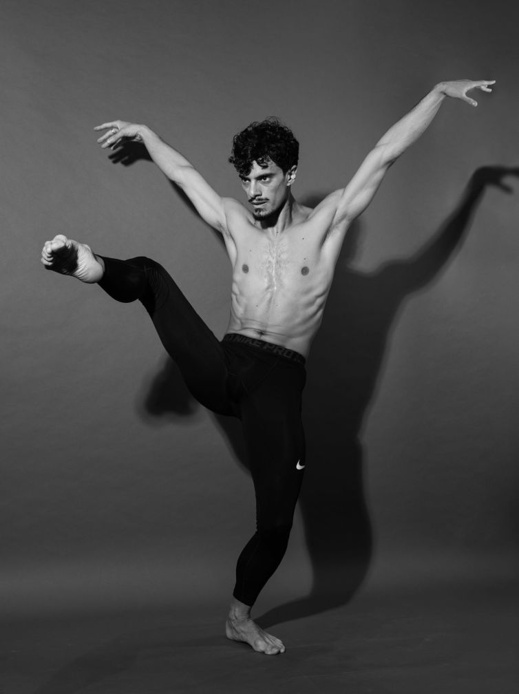 Dancer-Daniel-standing-bird_DSC02944