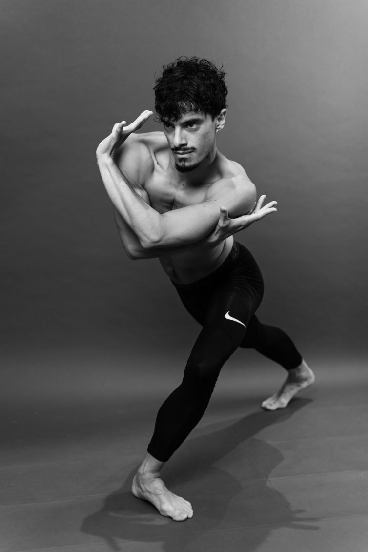 Dancer-Daniel_front-pose-hands-intertwined_DSC04075