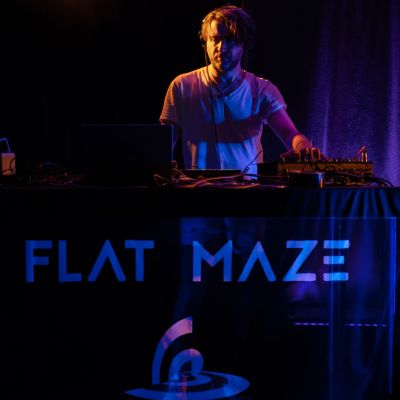Flat-Maze-sign-on-stage